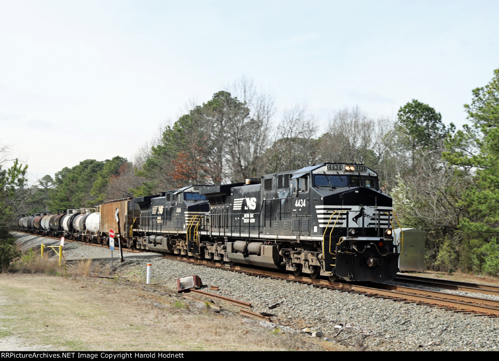 NS 4434 leads train 350 northbound